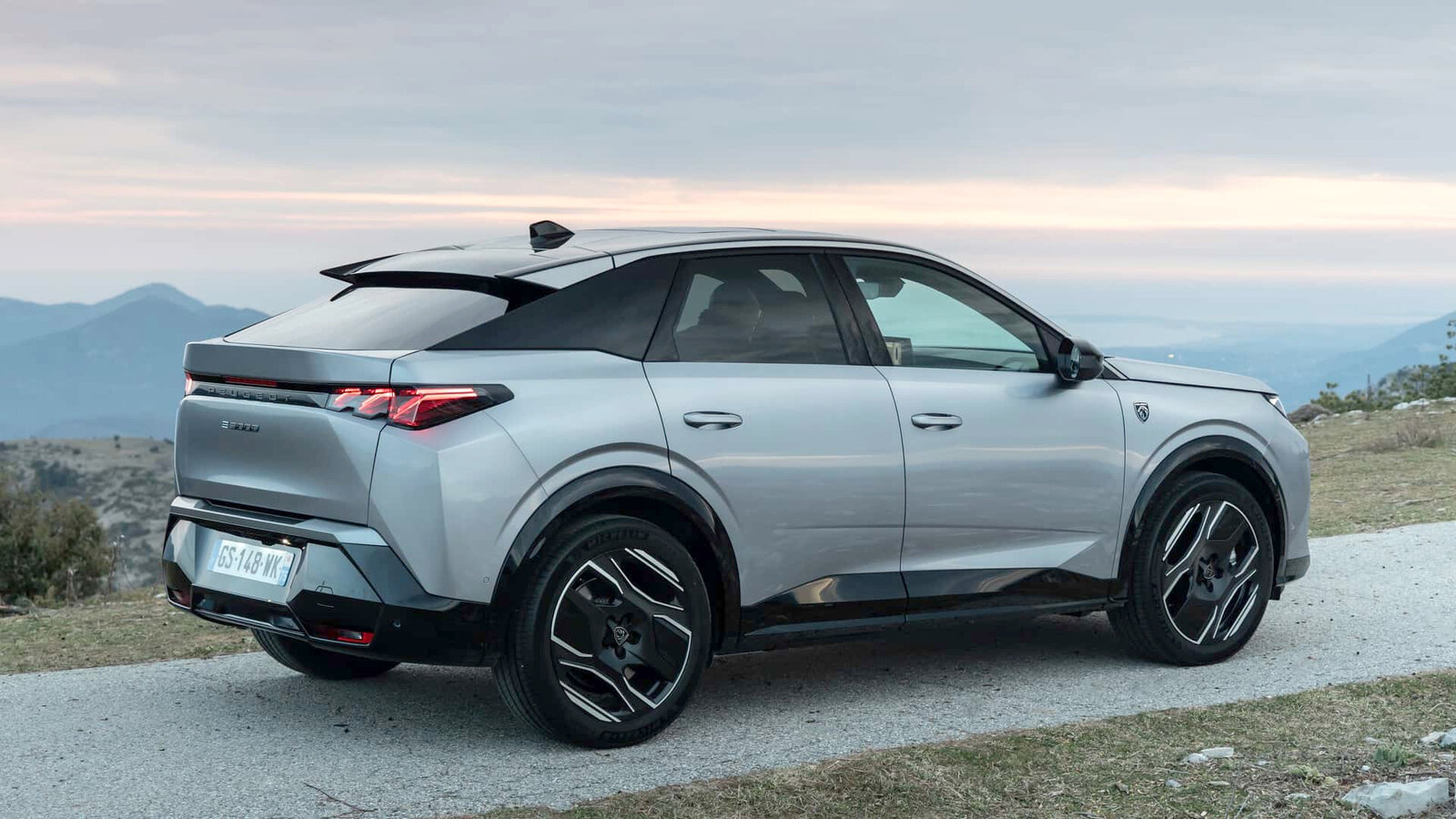 Der E-3008 AWD macht auch von der Seite eine tolle Figur. | © Peugeot