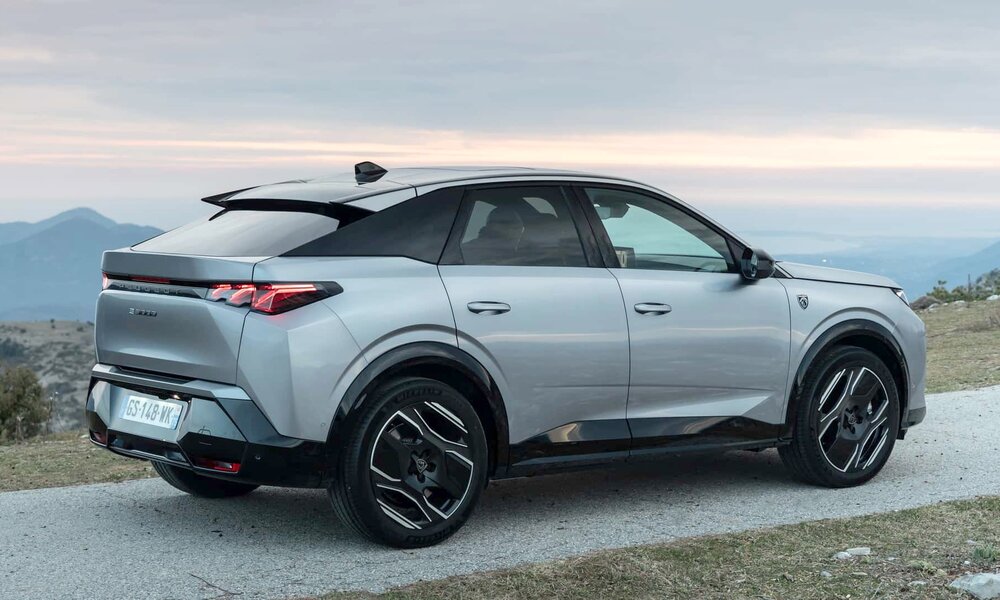 Der E-3008 AWD macht auch von der Seite eine tolle Figur. | © Peugeot