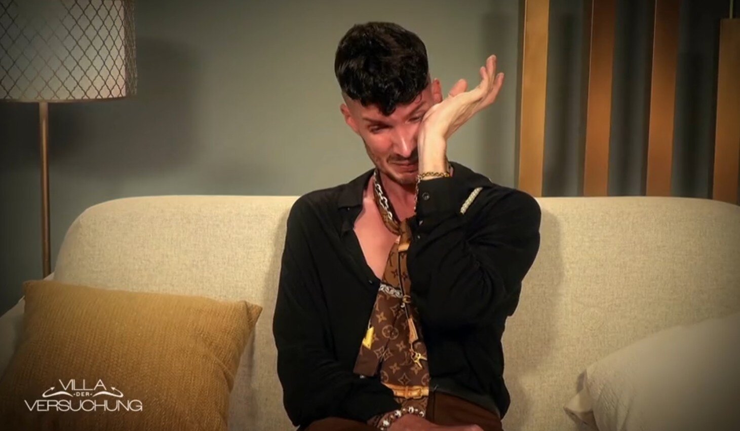 „Villa der Versuchung“: „Leben wie ein Hund!“ – Zwei Promis brechen zusammen | © SAT.1/Screenshot