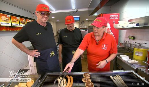 Imbiss-Expertin Chris weist Heinz (links) und Klaus in die Kunst des Würstchen-Bratens ein.  | © VOX