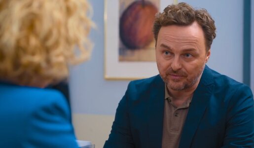 „Die Spreewaldklinik“: Riskanter Deal – Treibt Paul seine Familie in den Ruin? | © Sat.1/Screenshot