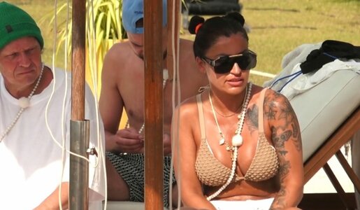 „Villa der Versuchung“-Eklat um Willi Herren: Jasmin und Brenda geraten heftig aneinander | © Sat.1/Screenshot