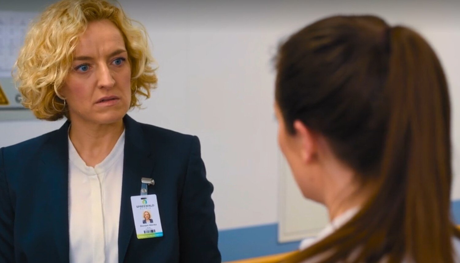 „Die Spreewaldklinik“: Gefährlicher Pakt! Doreen erfährt Monas dunkles Geheimnis | © Sat.1/Screenshot