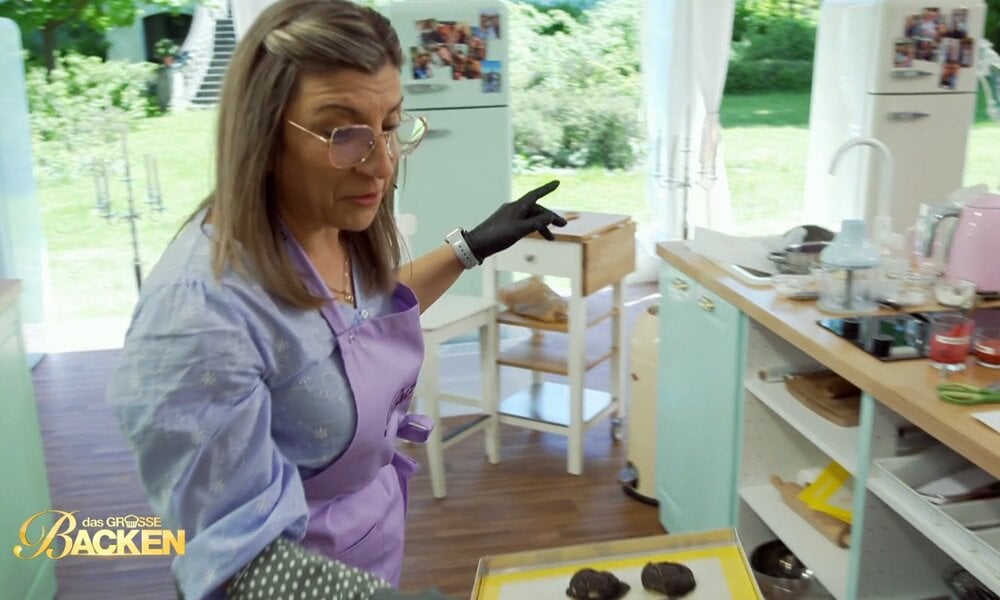 Windbeutel-Katastrophe bei „Das große Backen“: Plötzlich fällt alles in sich zusammen! | © Sat.1/Screenshot