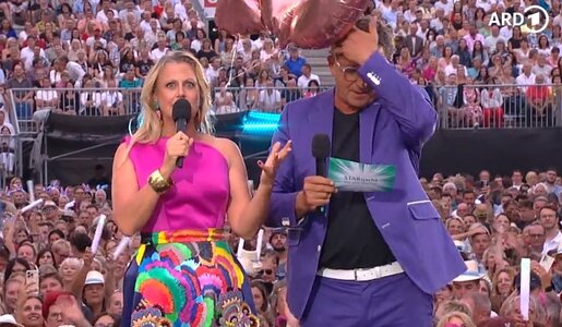 „Starnacht am Wörthersee“-Chaos: Schöneberger verzweifelt – Hans Sigl muss eingreifen! | © ARD/Screenshot