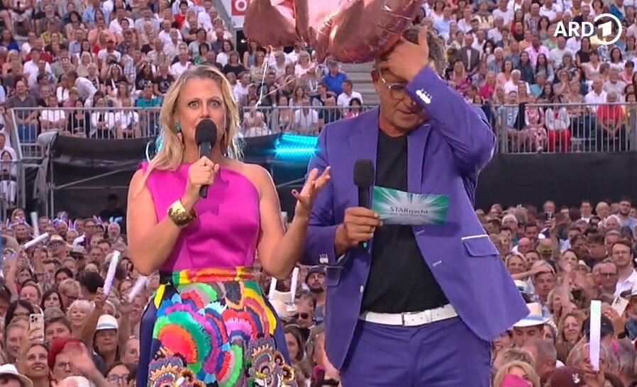 „Starnacht am Wörthersee“-Chaos: Schöneberger verzweifelt – Hans Sigl muss eingreifen! | © ARD/Screenshot