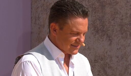 „Immer wieder sonntags“: Peinliche Sauna-Verwechslung! Stefan Mross für Florian Silbereisen gehalten | © ARD/Screenshot