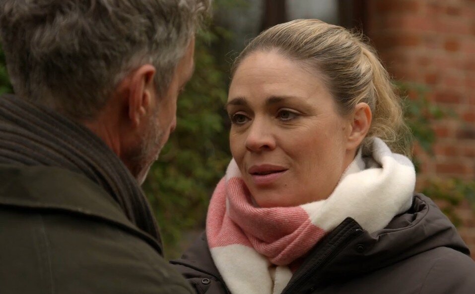 „Rote Rosen“: ARD spoilert – Dieses Liebesgeständnis verändert alles | © ARD/Screenshot