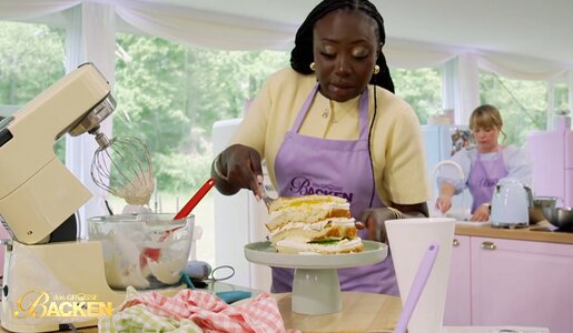 Torte stürzt ein! „Das große Backen“-Kandidatin am Boden zerstört | © Sat.1/Screenshot