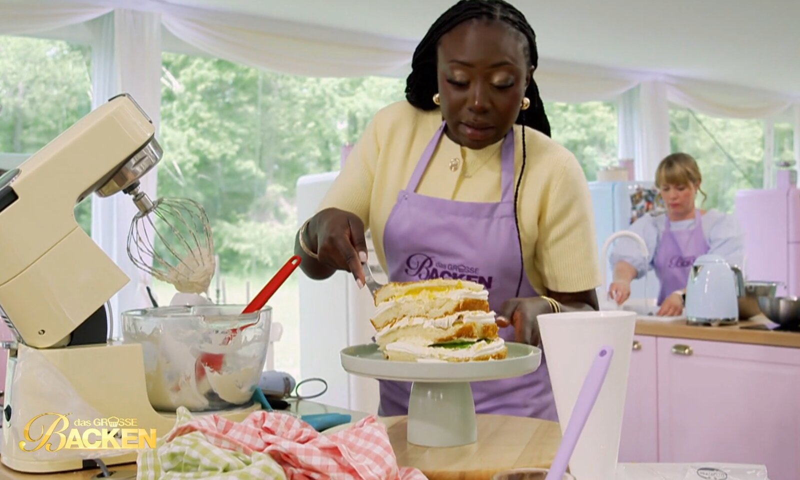 Torte stürzt ein! „Das große Backen“-Kandidatin am Boden zerstört | © Sat.1/Screenshot