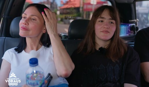 „Volle Kraft voraus – Die Kreuzfahrt-Doku“: „Dschungelkönigin“ Djamila Rowe hat Angst vor der Intelligenz ihrer Tochter | © Vox/Screenshot