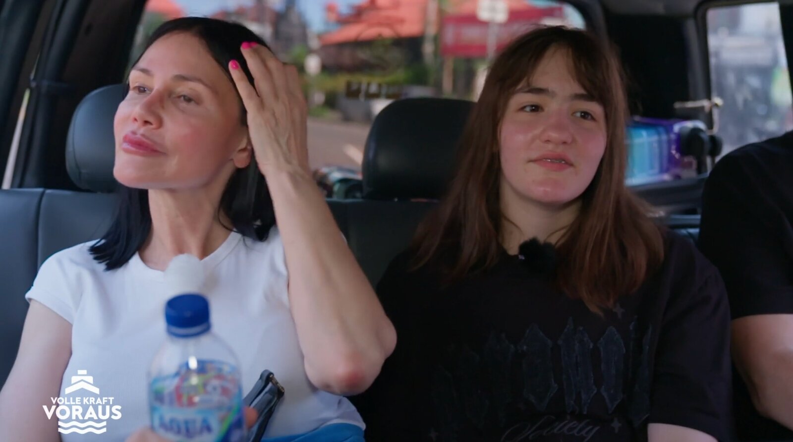 „Volle Kraft voraus – Die Kreuzfahrt-Doku“: „Dschungelkönigin“ Djamila Rowe hat Angst vor der Intelligenz ihrer Tochter | © Vox/Screenshot