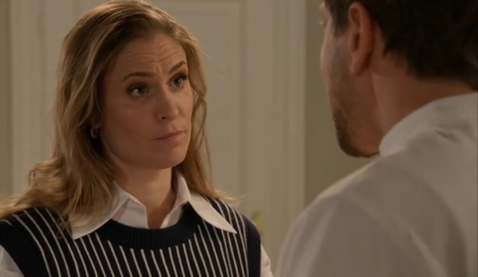 „Rote Rosen“: Arthur gesteht Svenja seine Liebe – und alles ändert sich! | © NDR/ARD/Screenshot