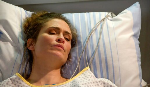 „Rote Rosen“: Schrecklicher Unfall! Svenja kämpft im Krankenhaus ums Überleben | © NDR/ARD/Studio Hamburg Serienwerft