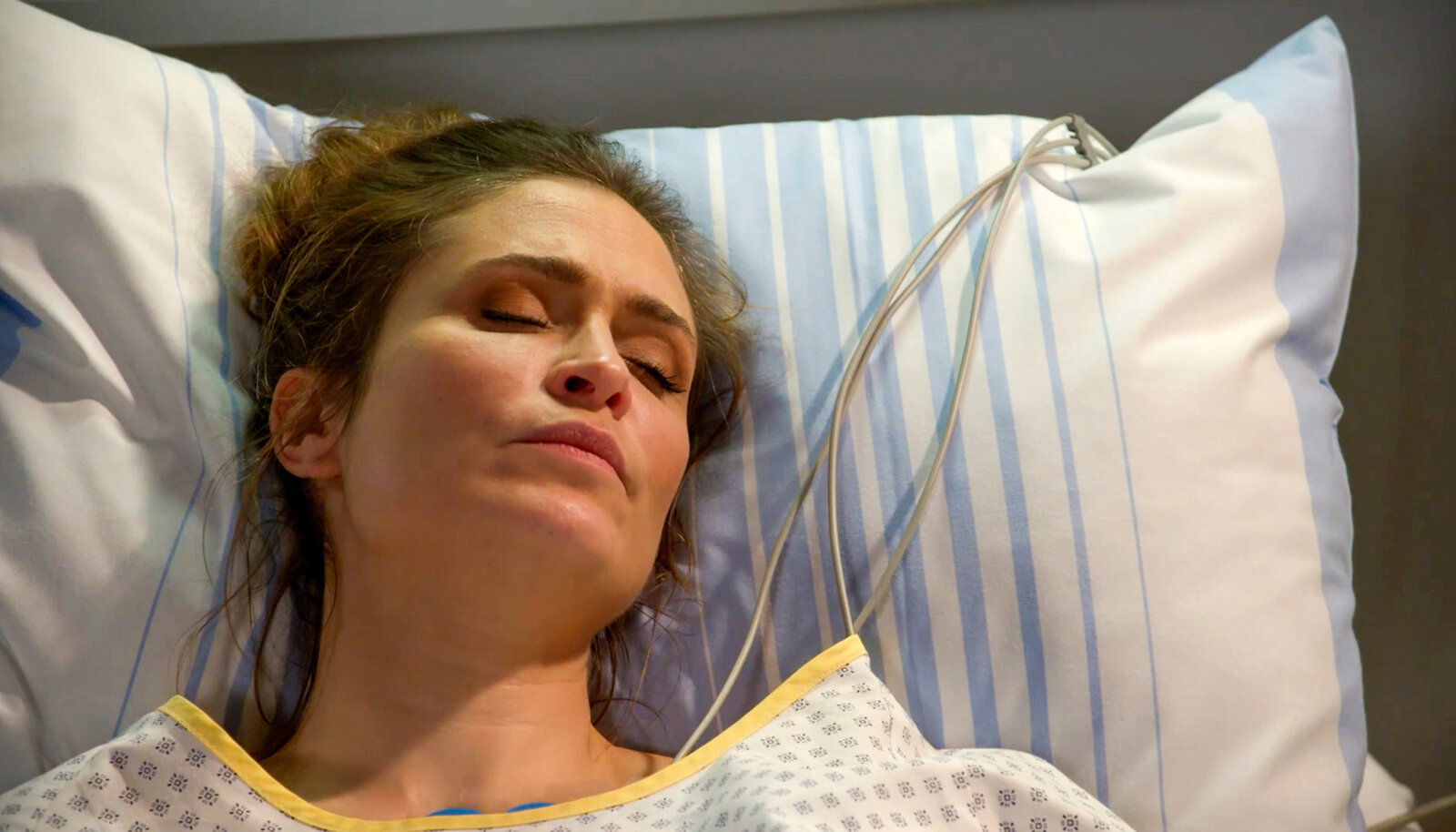 „Rote Rosen“: Schrecklicher Unfall! Svenja kämpft im Krankenhaus ums Überleben | © NDR/ARD/Studio Hamburg Serienwerft