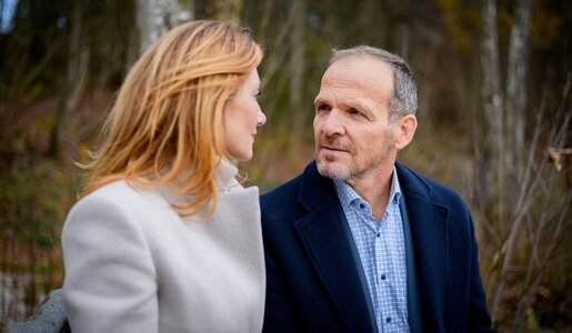 „Sturm der Liebe“: Überraschender Kuss! Alexandra und Markus kommen sich näher | © ARD/Christof Arnold