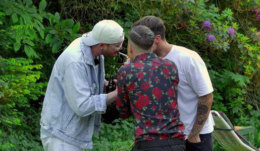 Dennis Lodi, Marvin Kleinen und Michael Klotz zünden sich eine an | © RTL