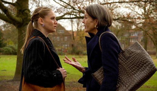 „Rote Rosen“: Überraschender Schachzug! Bella wechselt heimlich die Seiten | © NDR/ARD/Studio Hamburg Serienwerft