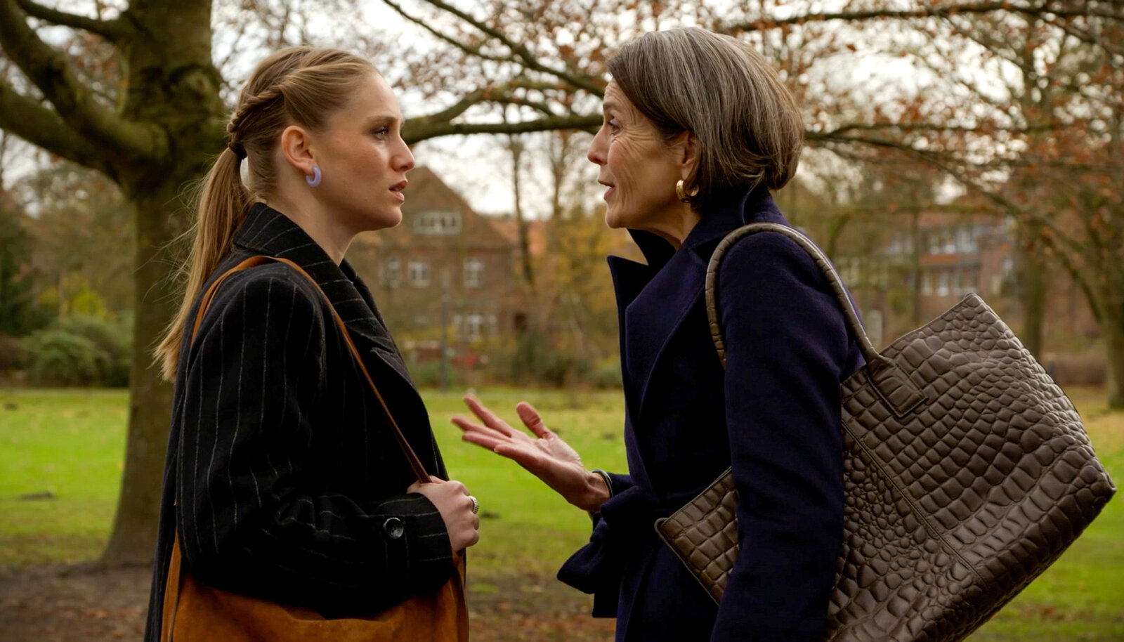 „Rote Rosen“: Überraschender Schachzug! Bella wechselt heimlich die Seiten | © NDR/ARD/Studio Hamburg Serienwerft