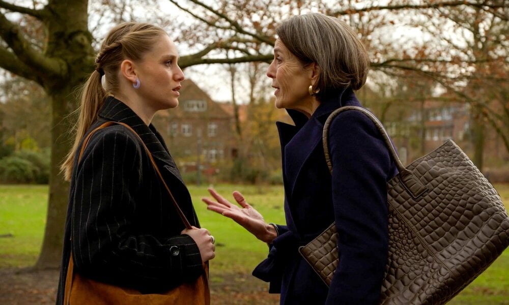 „Rote Rosen“: Überraschender Schachzug! Bella wechselt heimlich die Seiten | © NDR/ARD/Studio Hamburg Serienwerft