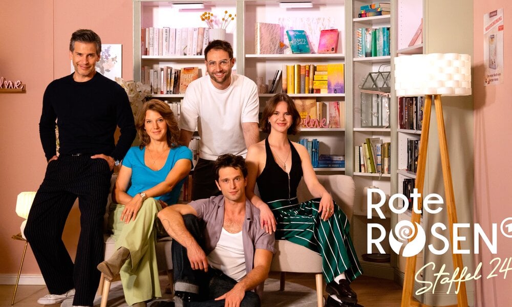 „Rote Rosen“: Staffel 24 startet mit großer Premiere und doppelt so viel Drama | © NDR/ARD/Studio Hamburg Serienwerft