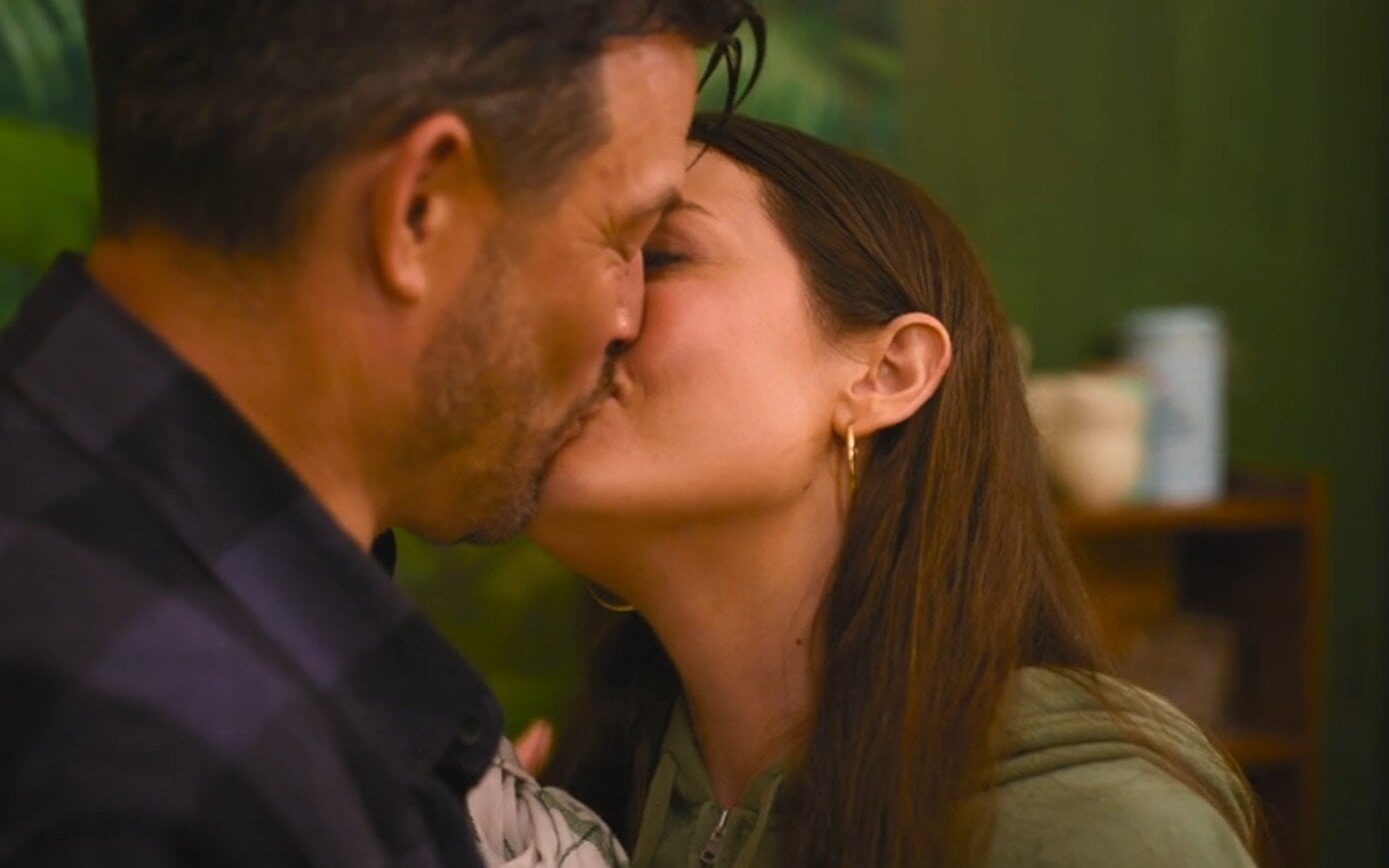 Neues „Die Spreewaldklinik“-Traumpaar? Erik küsst Mona | © Sat.1/Screenshot