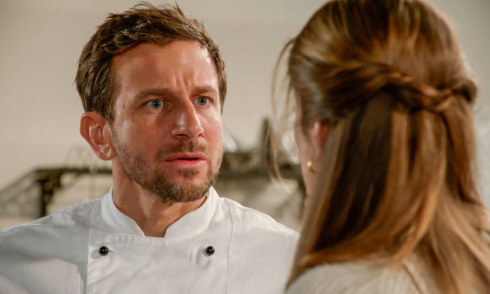 „Rote Rosen“: Nächster Doppel-Abschied? Svenja und Arthur wollen Neuanfang wagen | © NDR/ARD/Studio Hamburg Serienwerft