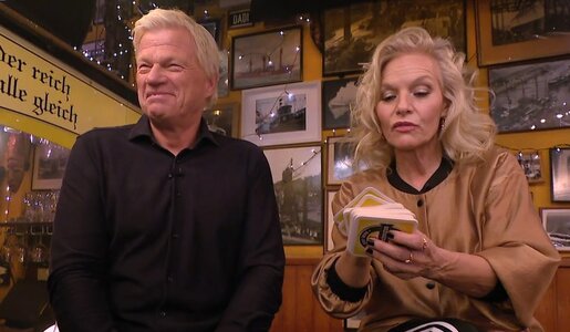 „Inas Nacht“: Oliver Kahn mit frechem Kettensägen-Spruch gegen Jens Lehmann | © NDR/Screenhot