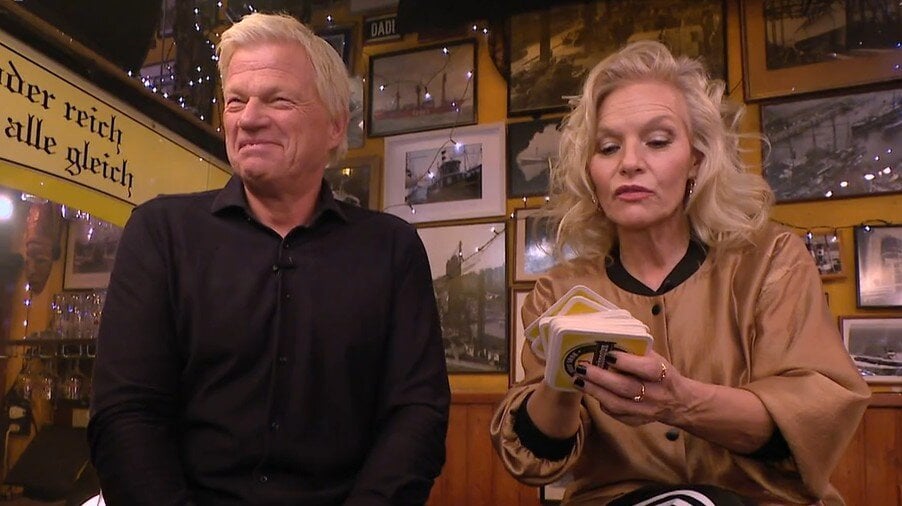 „Inas Nacht“: Oliver Kahn mit frechem Kettensägen-Spruch gegen Jens Lehmann | © NDR/Screenhot