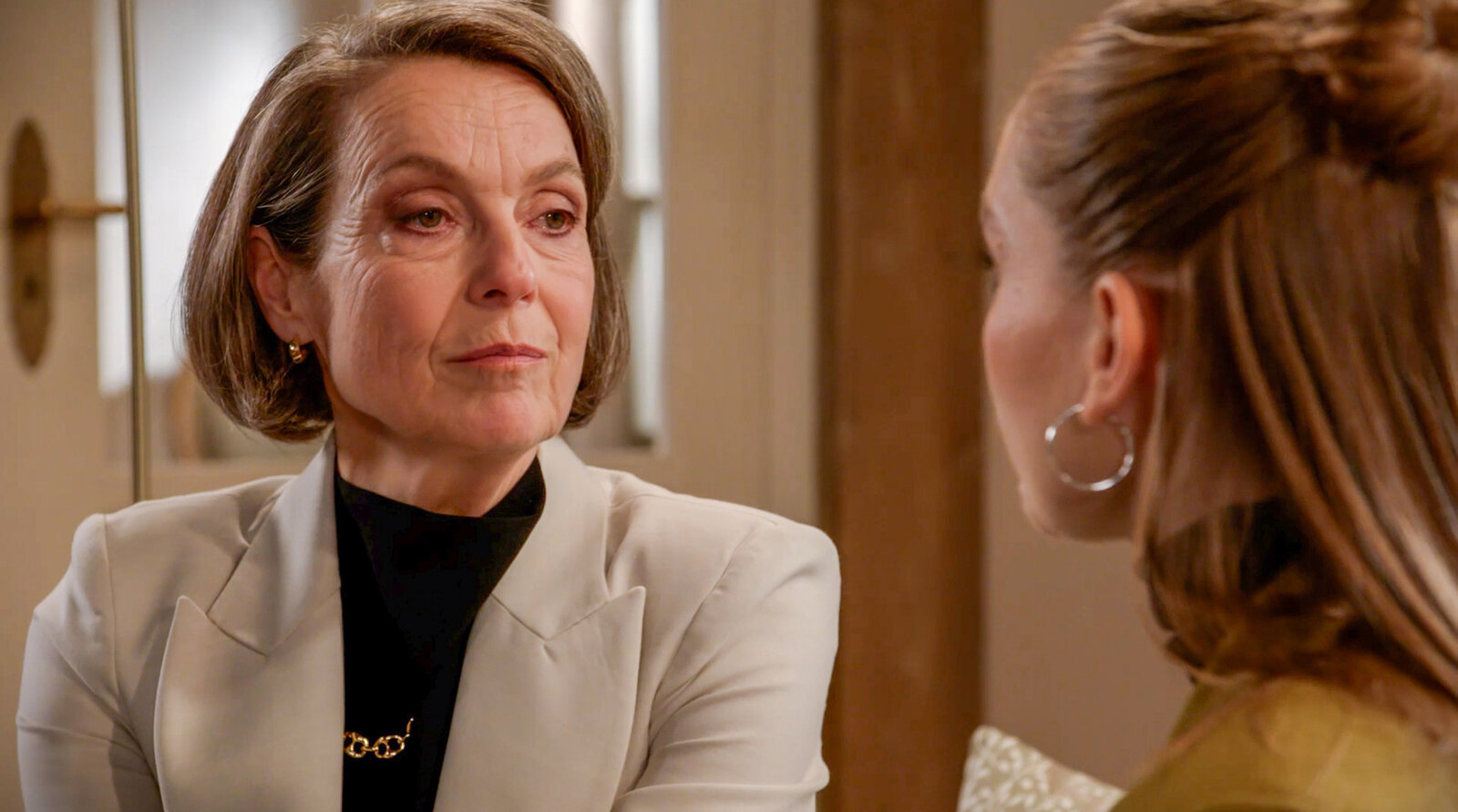 „Rote Rosen“: Victoria schockt mit heftiger Anschuldigung – hat Elyas sie wirklich attackiert? | © NDR/ARD/Studio Hamburg Serienwerft