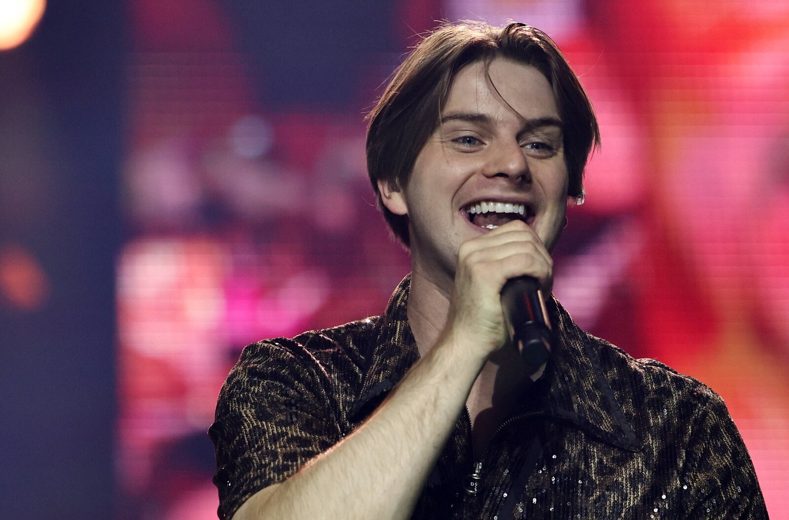 Neue Gastrolle bei „Rote Rosen“: Schlagerstar Vincent Gross spaltet die Zuschauer | © IMAGO/Karina Hessland