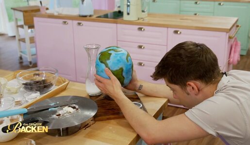 Tränen bei „Das große Backen“: „Ich habe Angst!“ – Torte droht einzustürzen | © Sat.1/Screenshot