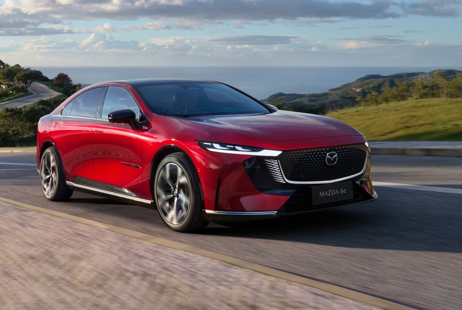 Das schicke Design des Mazda 6e lässt die Hochbeiner alt aussehen. | © Mazda