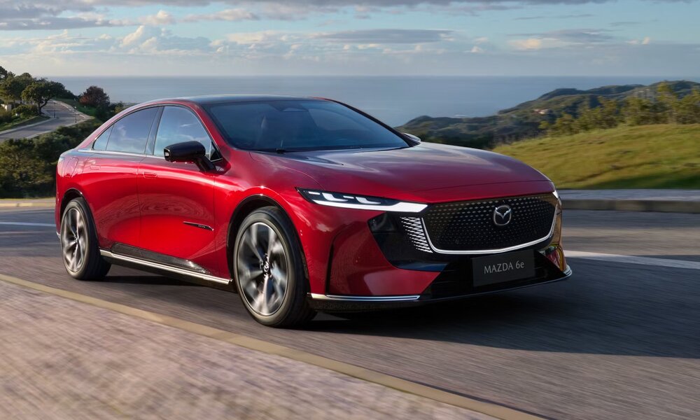 Das schicke Design des Mazda 6e lässt die Hochbeiner alt aussehen. | © Mazda