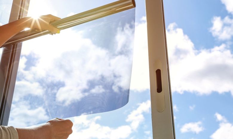 Mattierte Fensterfolie: Die beste Alternative zu Netzvorhängen 
