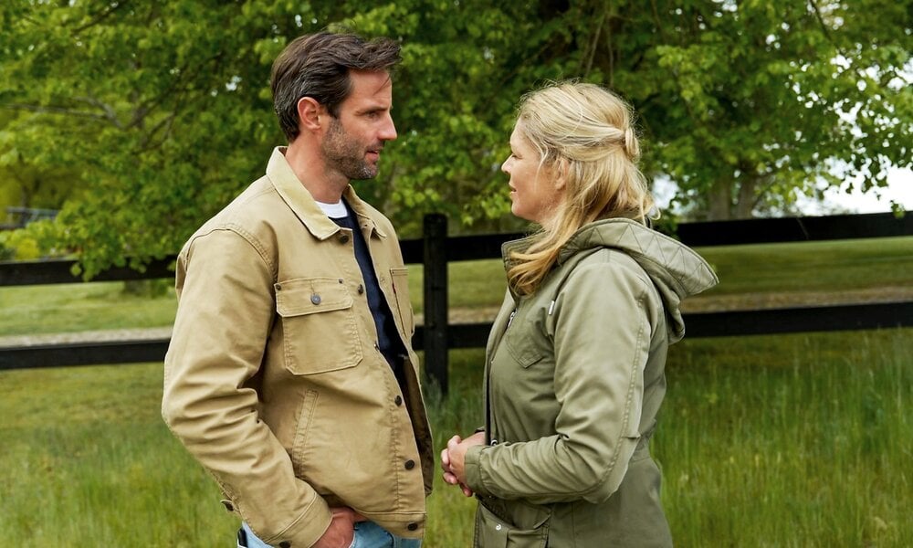 „Rote Rosen“: Britta mitten im Dreiecksdrama – Heiner erfährt von ihrer Affäre mit Matteo | © NDR/ARD/Studio Hamburg Serienwerft