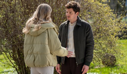 „Sturm der Liebe“: Larissas Erbe steht auf dem Spiel – fliegt ihre Scheinehe jetzt auf? | © ARD/WDR/Christof Arnold