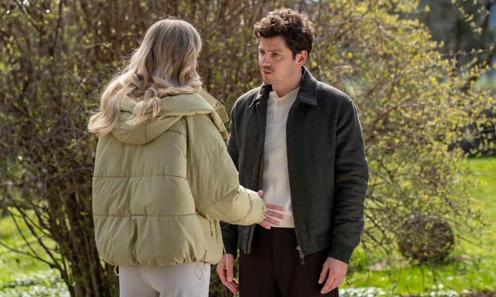 „Sturm der Liebe“: Larissas Erbe steht auf dem Spiel – fliegt ihre Scheinehe jetzt auf? | © ARD/WDR/Christof Arnold