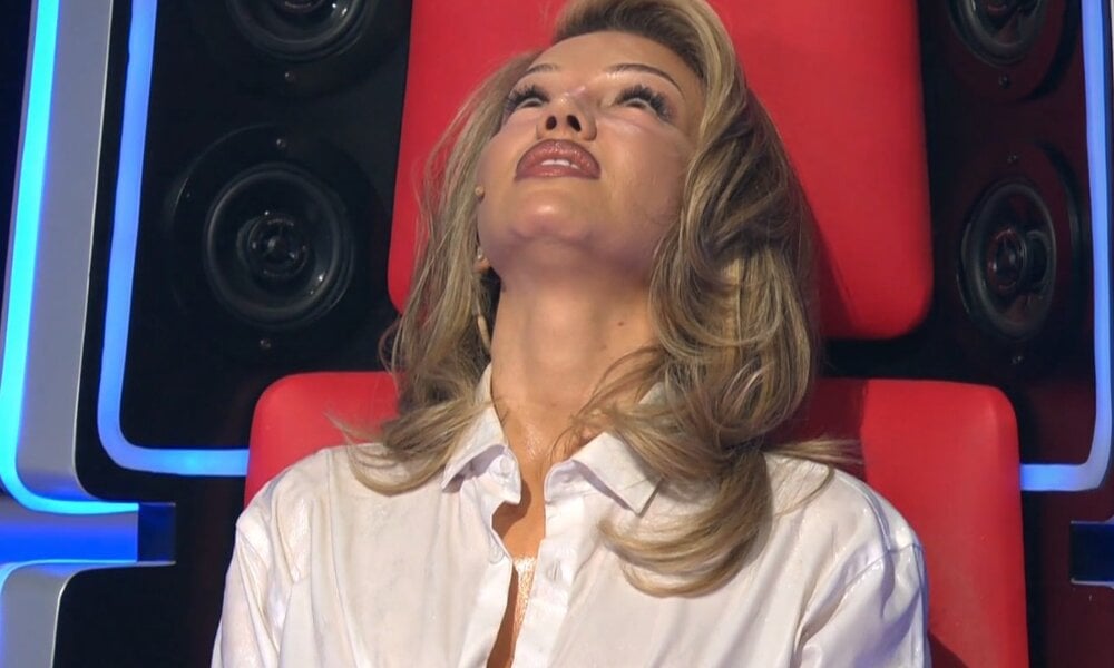 Tränen bei „The Voice“: Shirin David kann ihr Talent nicht gehen lassen | © Sat.1/Screenshot