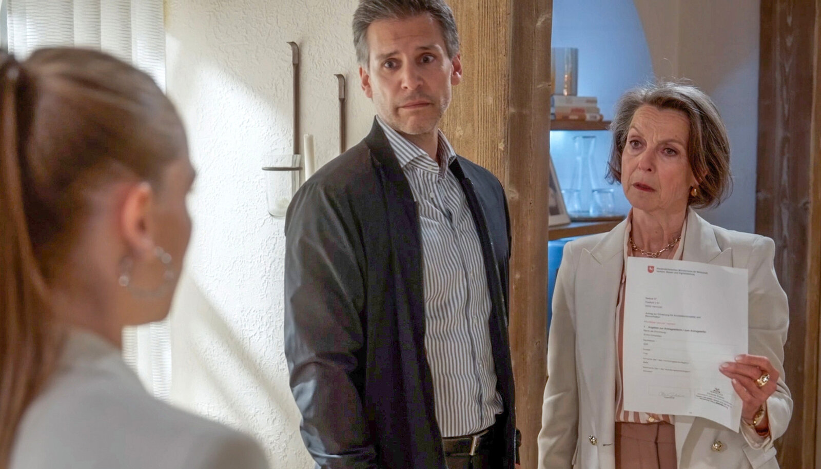 „Rote Rosen“: Richards perfider Plan geht auf – Bella droht alles zu verlieren | © NDR/ARD/Studio Hamburg Serienwerft