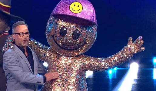 „The Masked Singer“: Erste Maske ist gefallen! Smiley entpuppt sich als Becker-Ex-Frau | © ProSieben/Screenshot