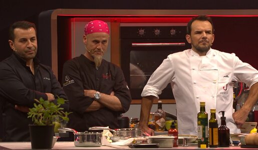 „Hensslers Dreamteam“ im Küchenchaos: Rangelei, Sabotage-Versuch und Brand-Gefahr! | © Vox/Screenshot