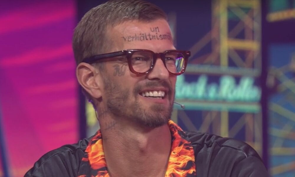 „Wer stiehlt mir die Show?“ – Reeperbahn-Edition: Olli Schulz verpasst Joko ein Stirn-Tattoo | © ProSieben/Screenshot