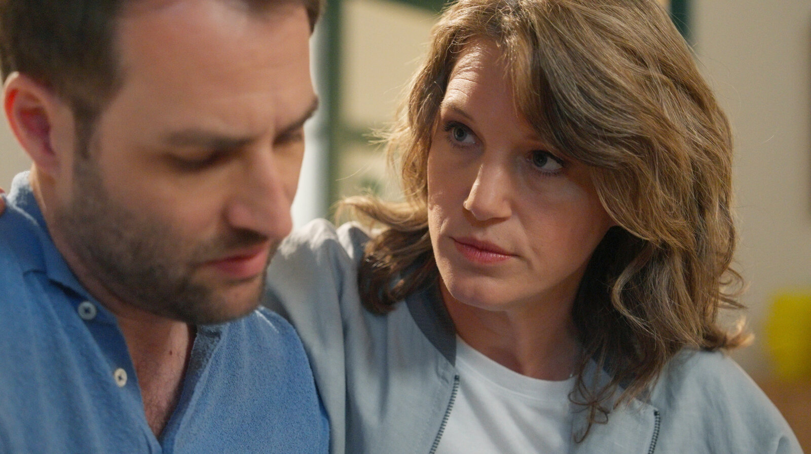 „Rote Rosen“-Schock: Lous und Daniels Beziehung wird auf die Probe gestellt | © NDR/ARD/Studio Hamburg Serienwerft