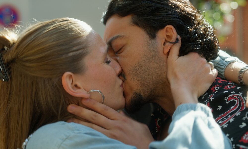 „Rote Rosen“-Hammer: Nach Liebes-Comeback bahnt sich ein Doppel-Abschied an | © NDR/ARD/Studio Hamburg Serienwerft