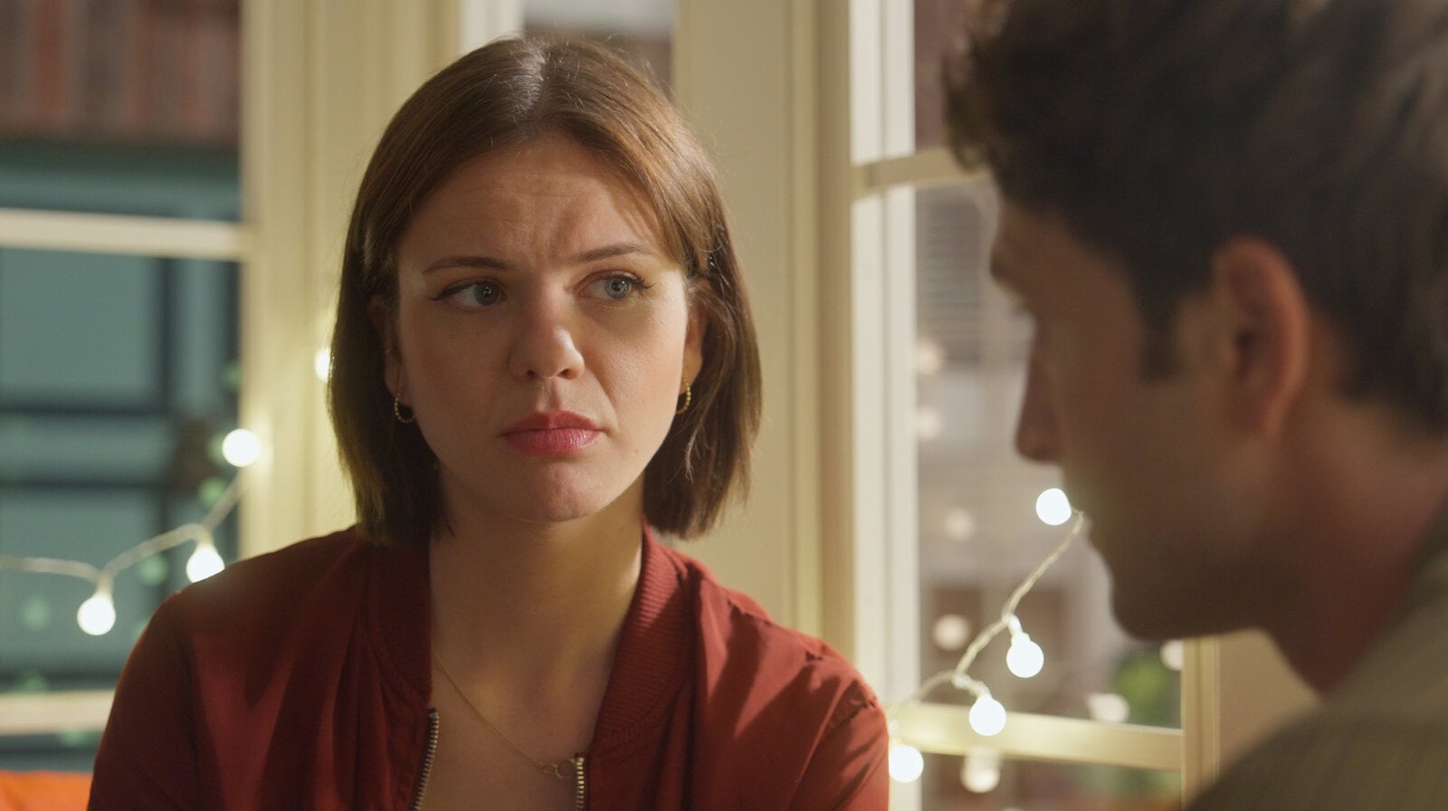 „Rote Rosen“: Schock für Lou und Daniel – Jess plant einen Schwangerschaftsabbruch | © NDR/ARD/Studio Hamburg Serienwerft