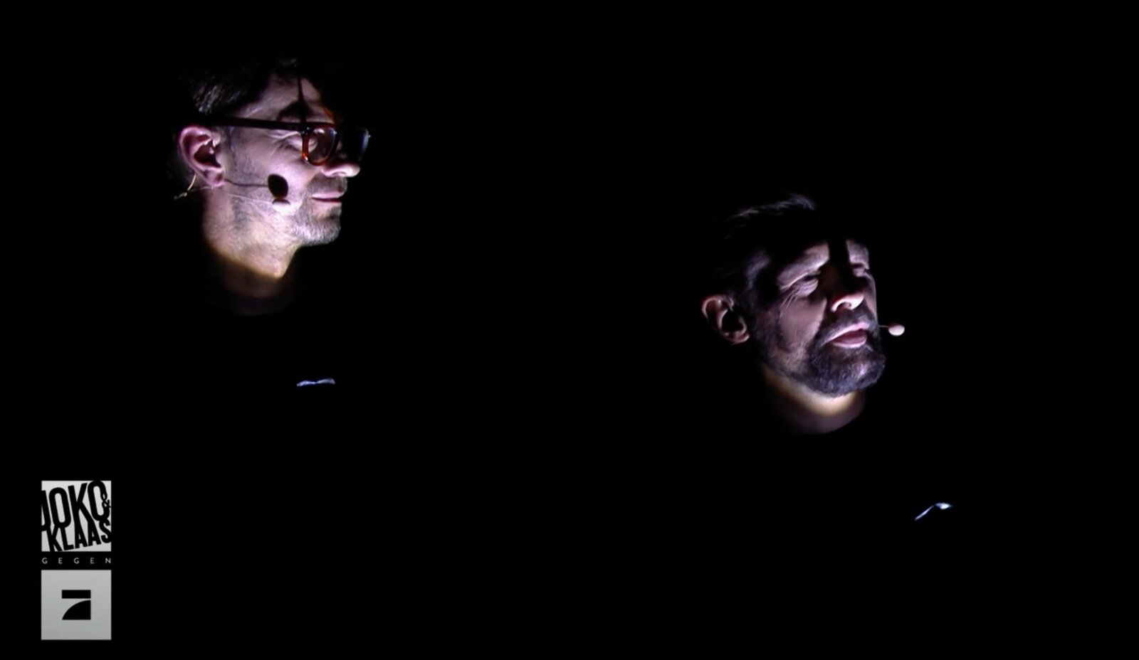 „Joko & Klaas gegen ProSieben“: Plötzlich ist das Studio pechschwarz | © ProSieben/Screenshot