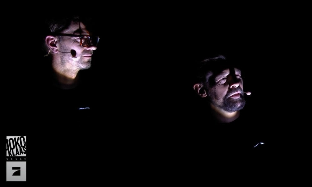 „Joko & Klaas gegen ProSieben“: Plötzlich ist das Studio pechschwarz | © ProSieben/Screenshot