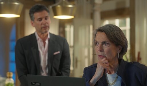 „Rote Rosen“: Richards Intrige geht auf – Victoria bricht zusammen | © NDR/ARD/Studio Hamburg Serienwerft