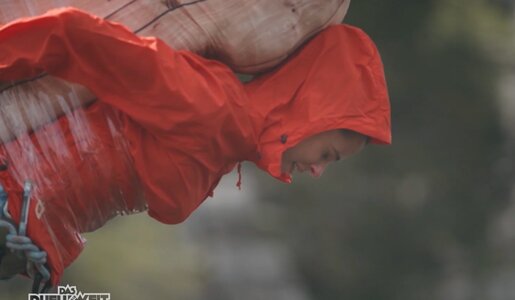 „Duell um die Welt“: Vanessa Mai hängt nur an 90-Cent-Klebeband über tiefstem Abgrund der Welt | © ProSieben/Screenshot